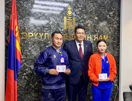 Галын аюулаас дөрвөн хүүхэд аварсан түргэний эмч, жолооч нарыг шагналаа